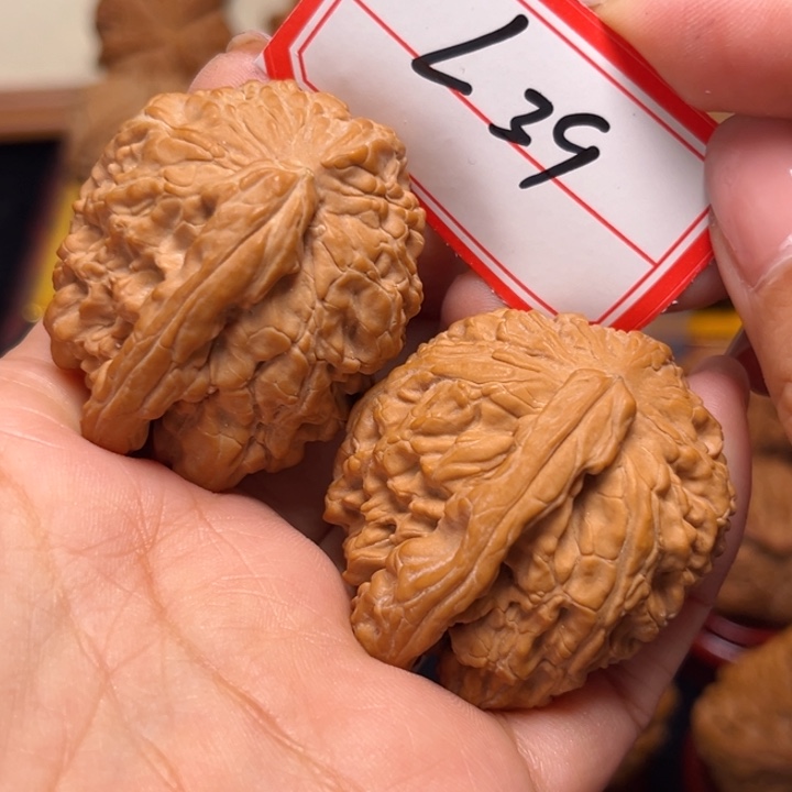 文玩核桃吊坠38粗筋白狮子一帆风顺39