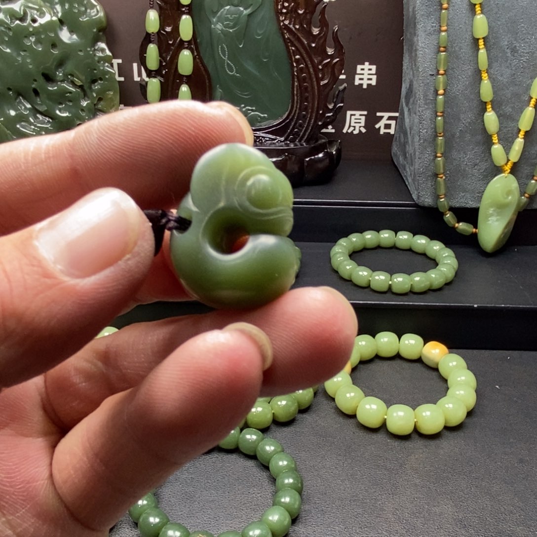 岫岩老玉（透闪石质玉）颈饰未镶嵌