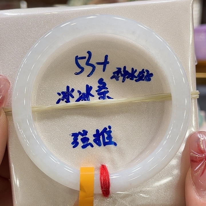 翡翠手镯未镶嵌翡翠手镯