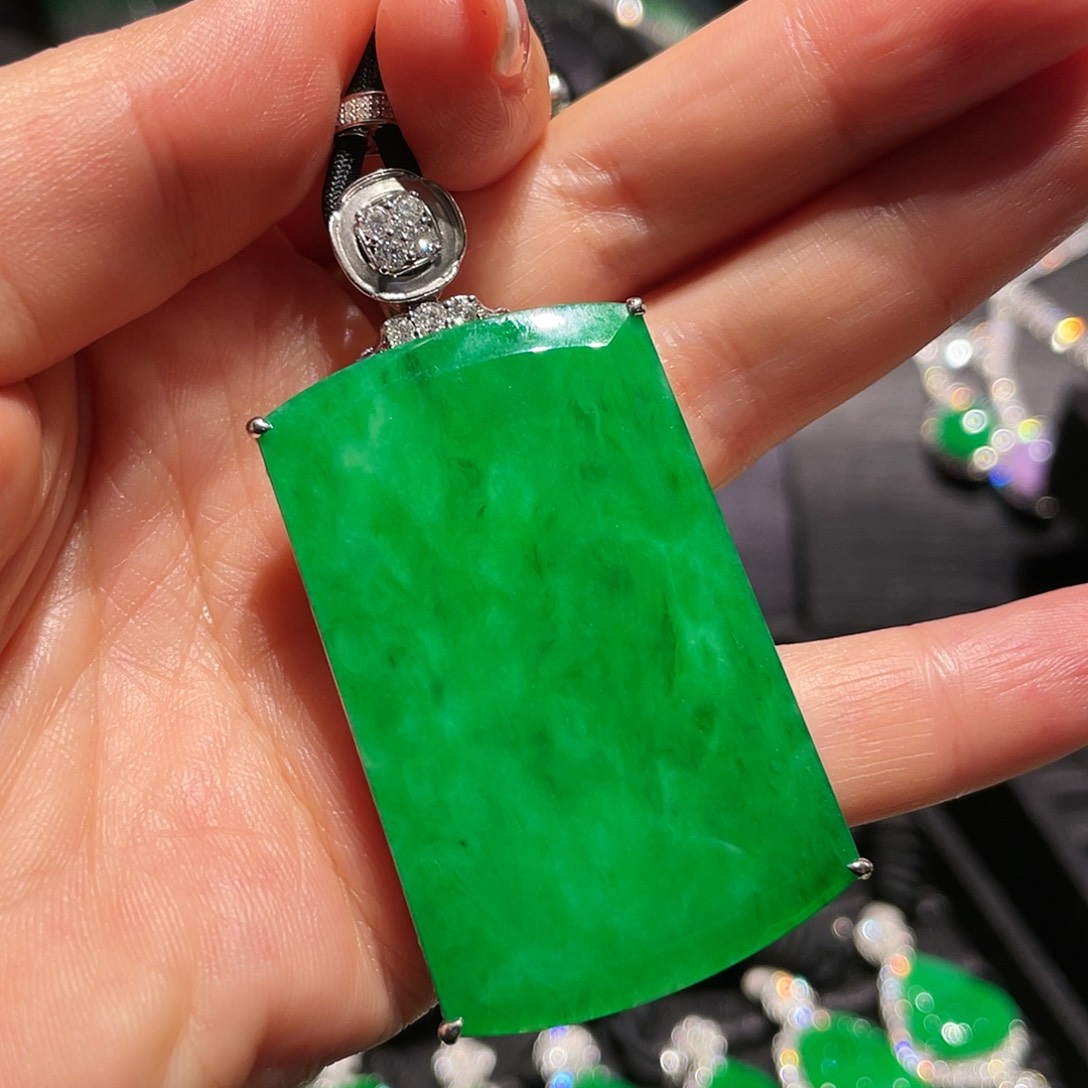 翡翠颈饰18K金镶嵌缅甸翡翠阳绿无事牌