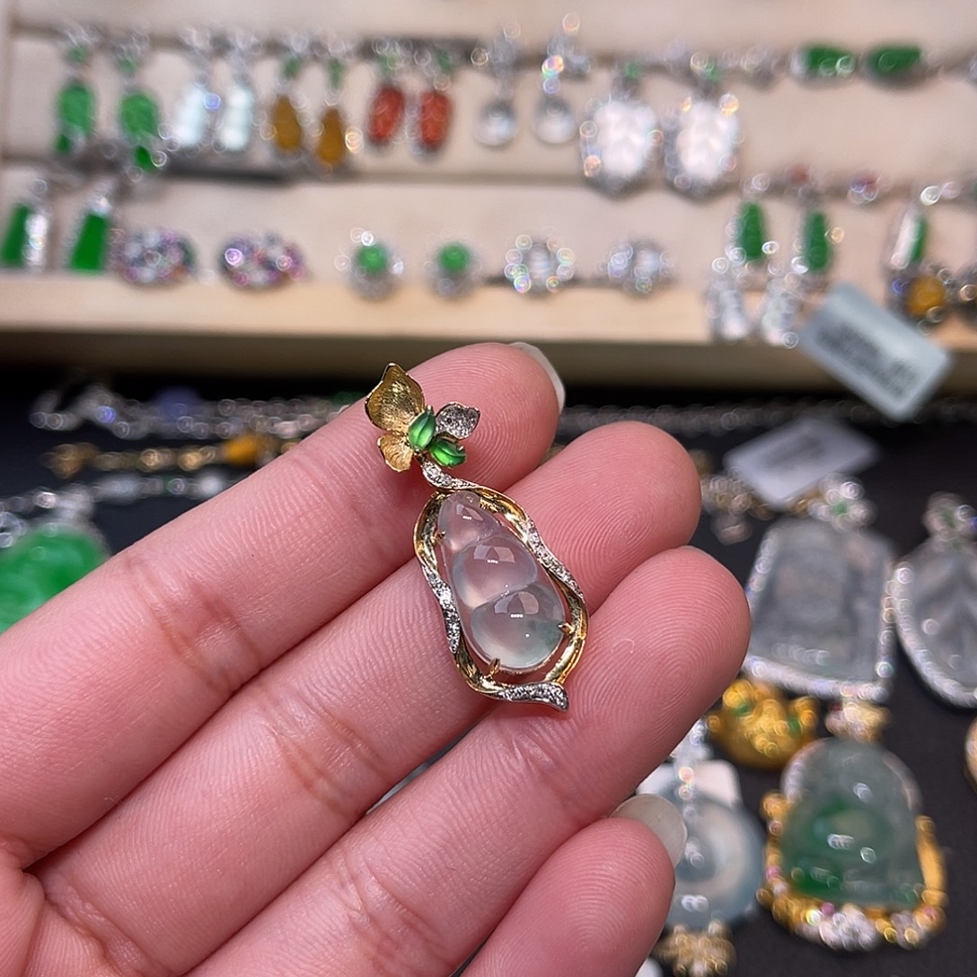 翡翠18K金镶嵌颈饰豆子