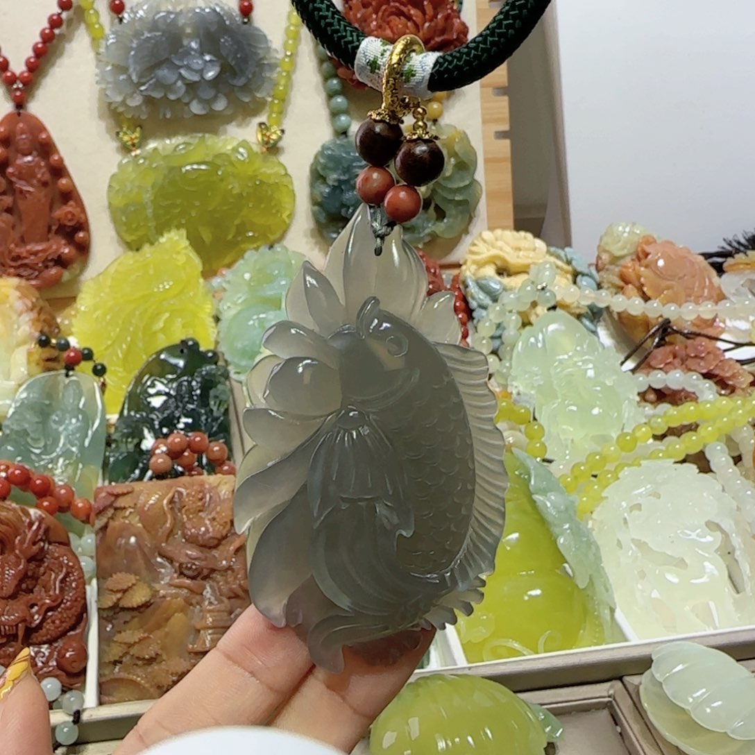 未镶嵌蛇纹石玉吊坠