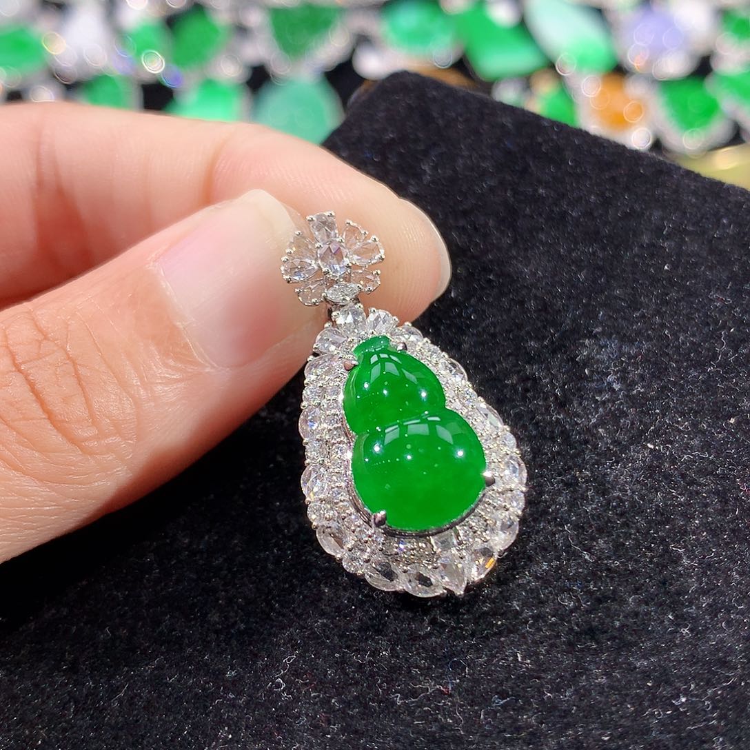 翡翠18K金镶嵌颈饰