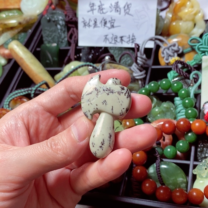 透闪石质玉颈饰未镶嵌