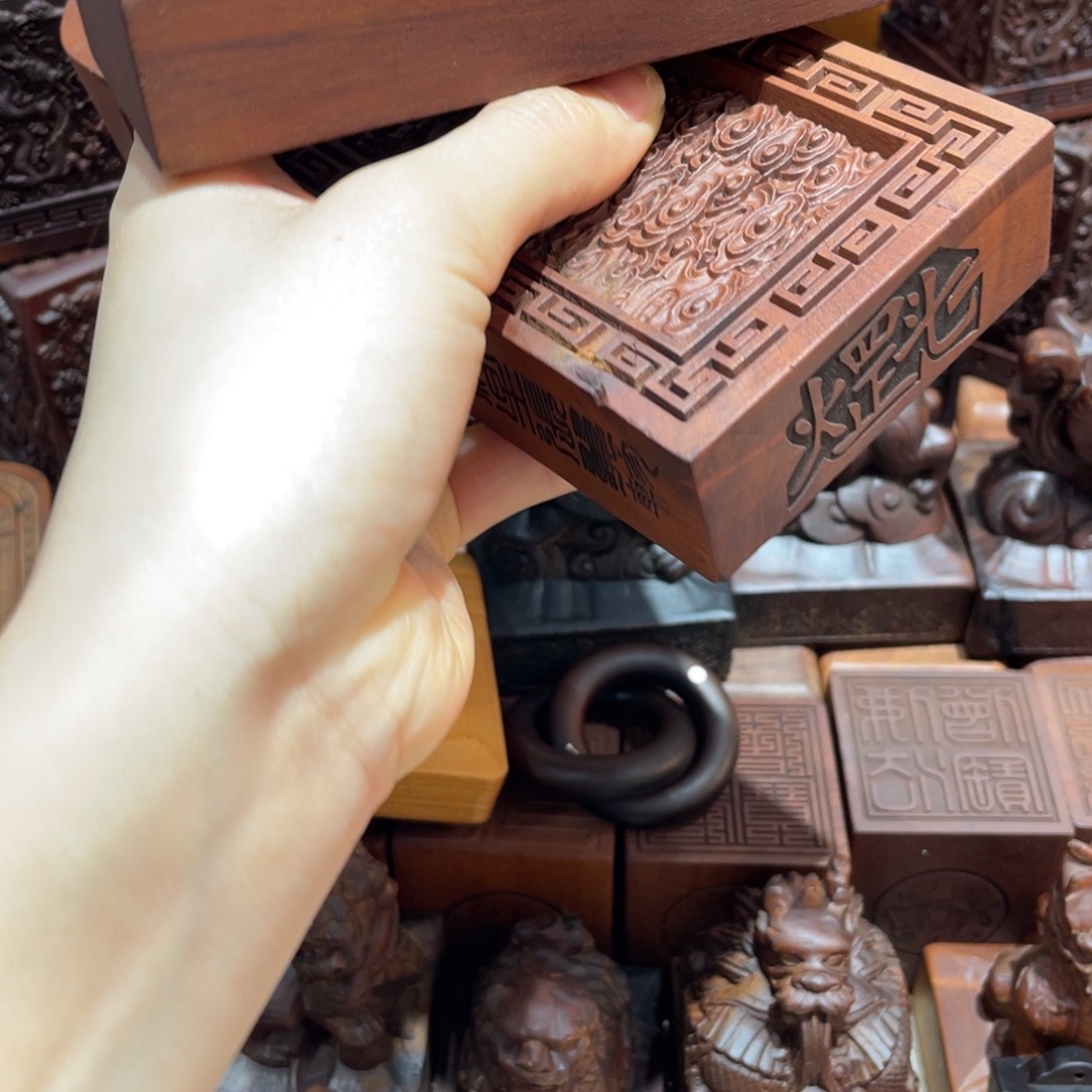 至***学木枣木17公分赵公明人物像令牌微瑕➕底座一物一拍