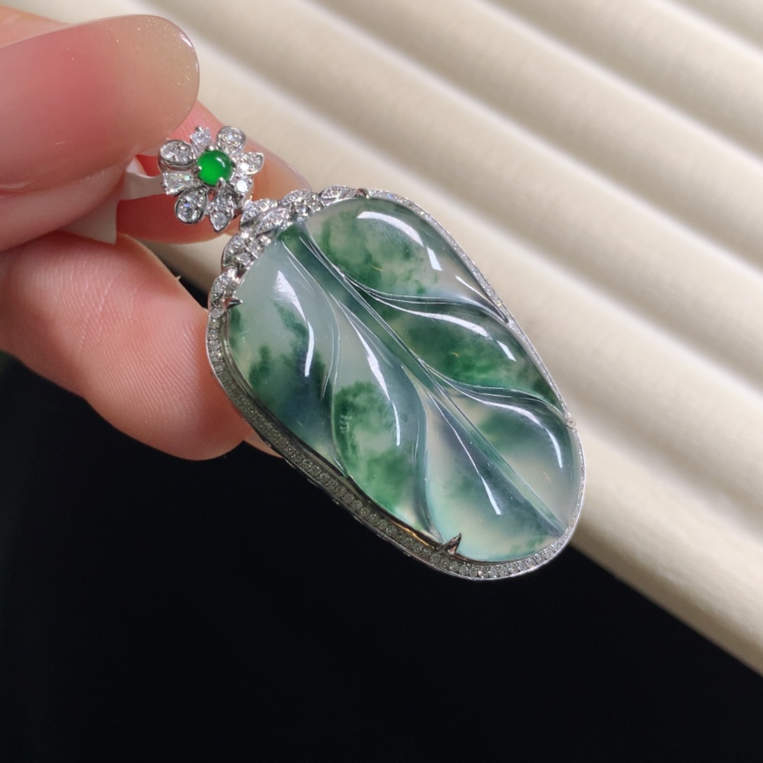 翡翠颈饰18K金镶嵌叶子