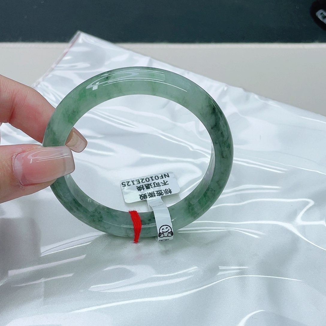 翡翠手镯未镶嵌正55