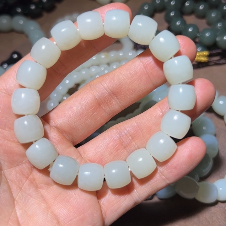 颈饰未镶嵌和田玉（糖玉）举**子