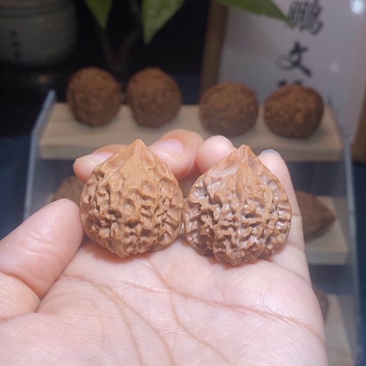 文玩核桃吊坠珊瑚塔