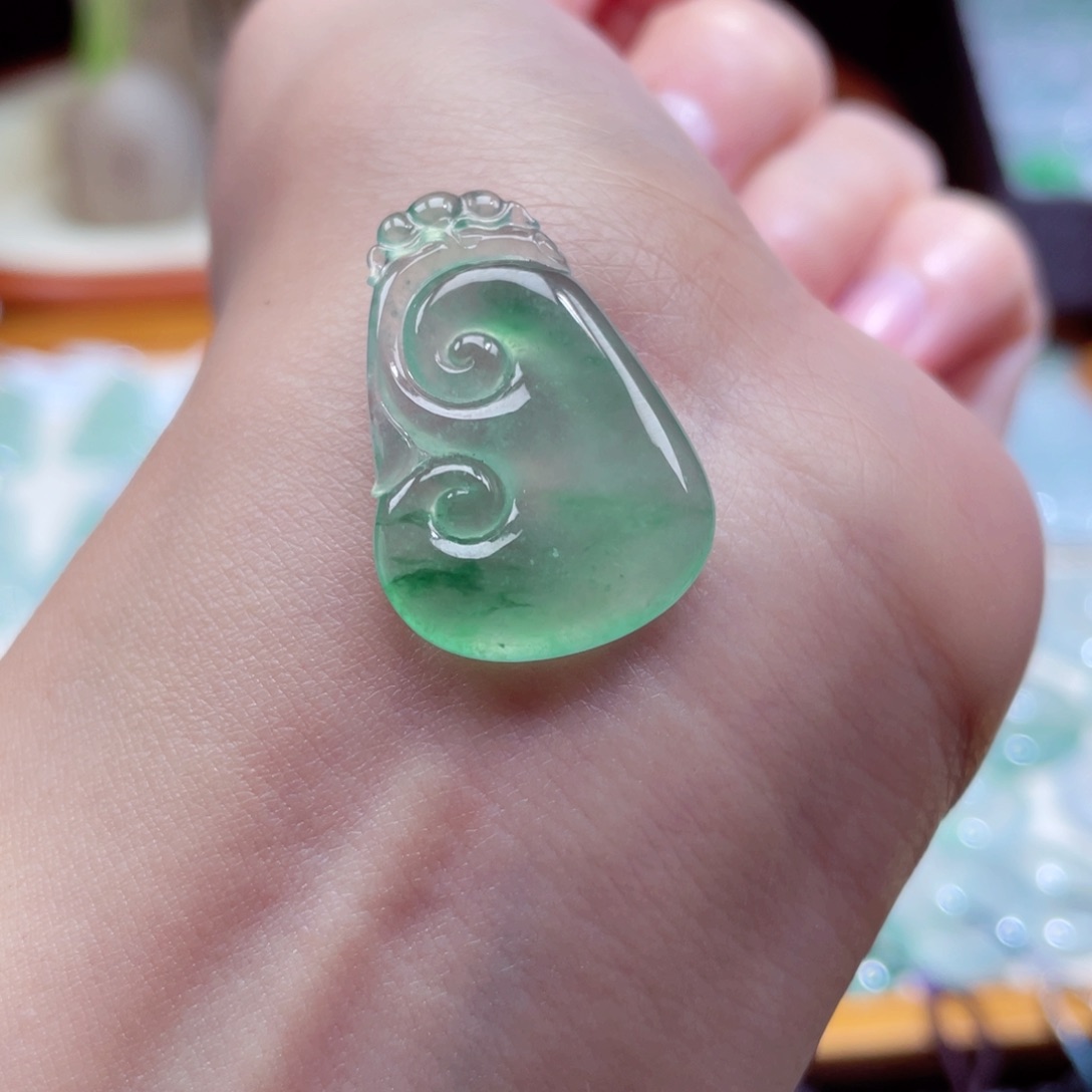 翡翠颈饰未镶嵌如意