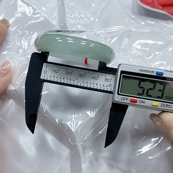 翡翠手镯未镶嵌53。 