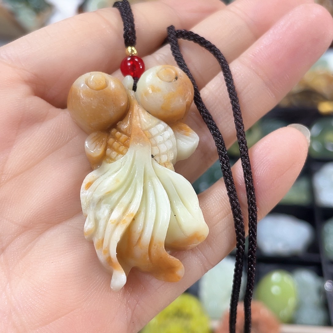 蛇纹石玉颈饰合金