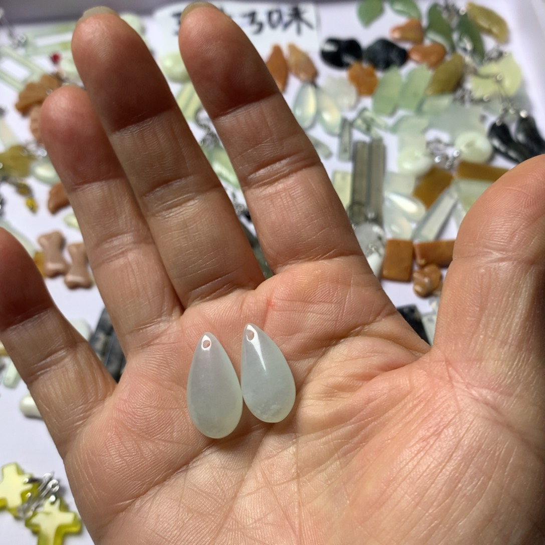 蛇纹石玉未镶嵌耳坠