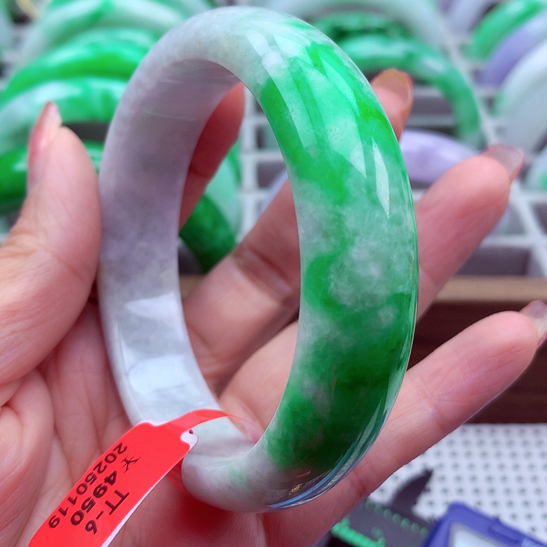 翡翠手镯未镶嵌翡翠