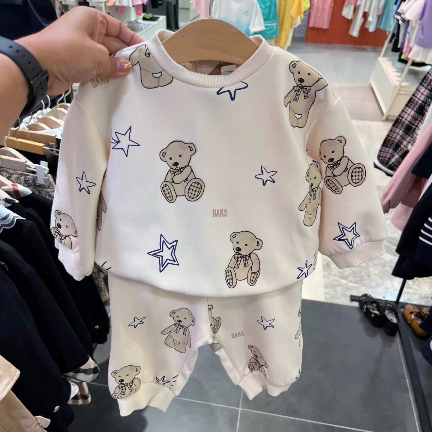 tz1555韩版童装25年新款男女宝洋气可爱卡通熊满印休闲套装