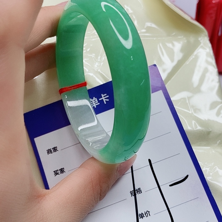 翡翠手镯未镶嵌翡翠