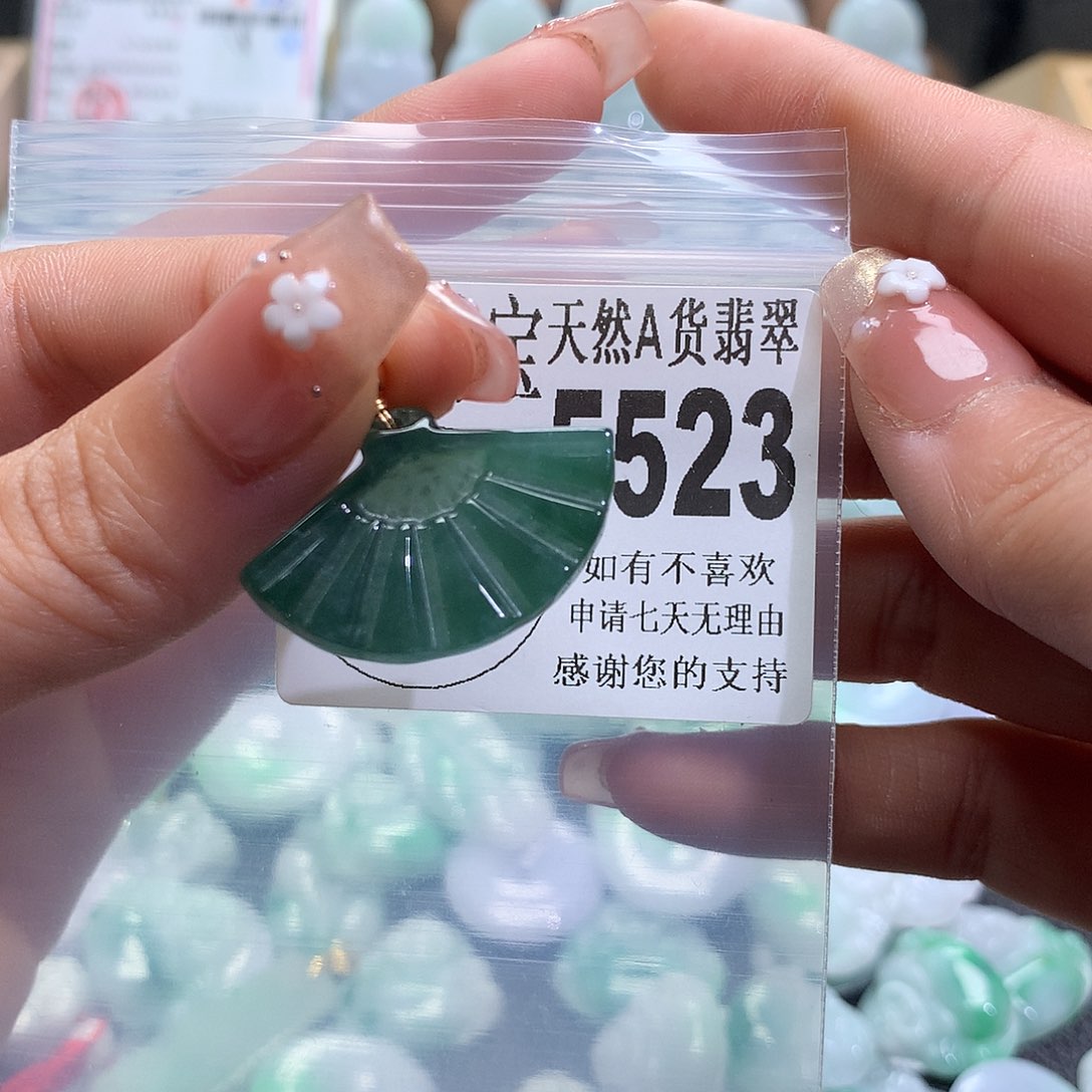 翡翠未镶嵌颈饰，