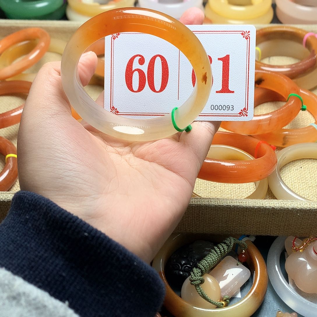 未镶嵌石英质玉（黄龙玉）手镯