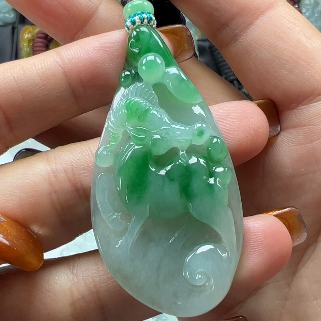 翡翠未镶嵌颈饰小羊