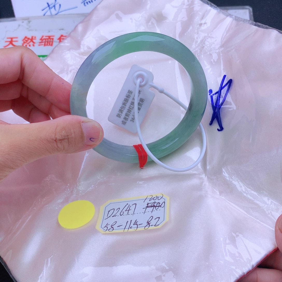 翡翠手镯未镶嵌粉*扑