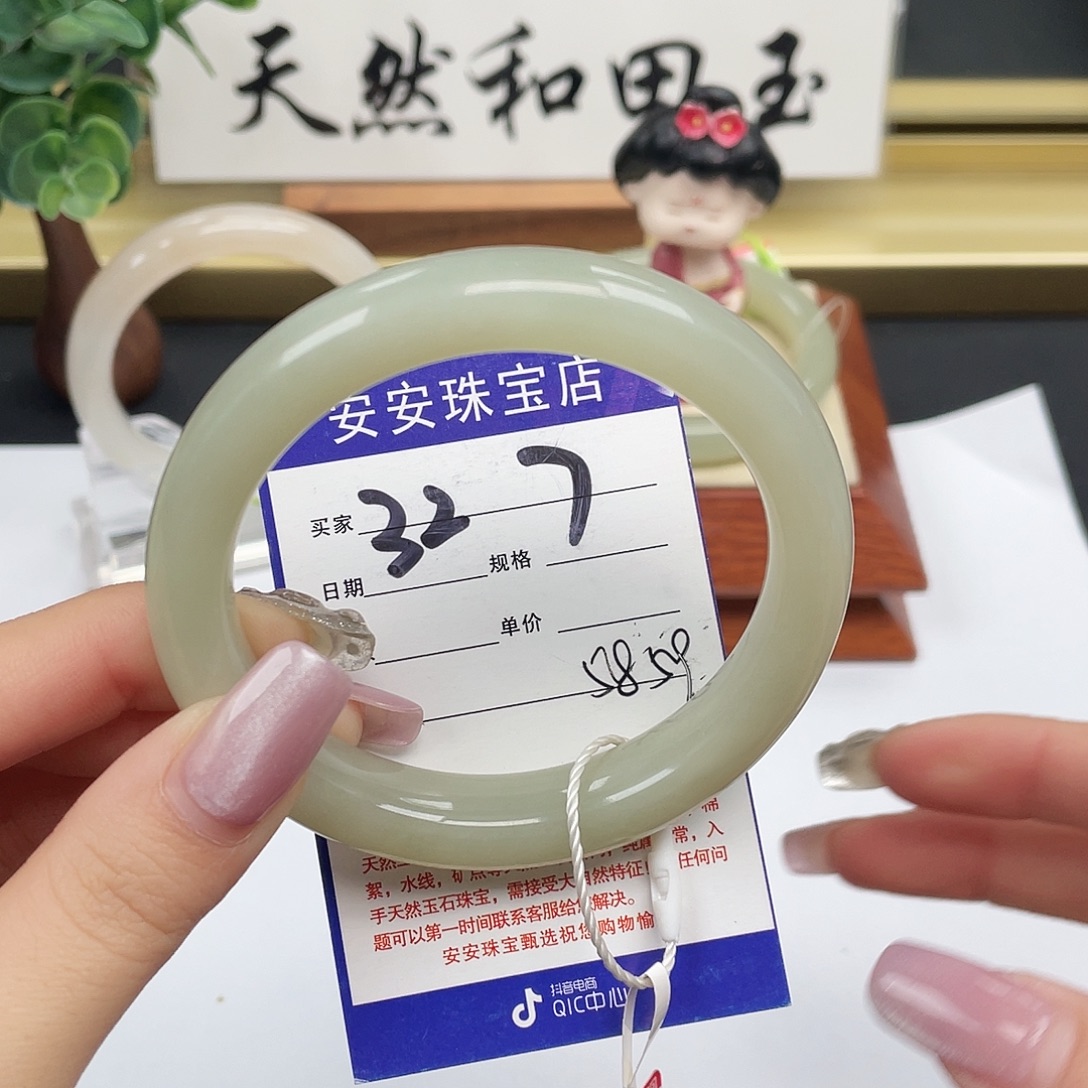 和田玉未镶嵌手镯