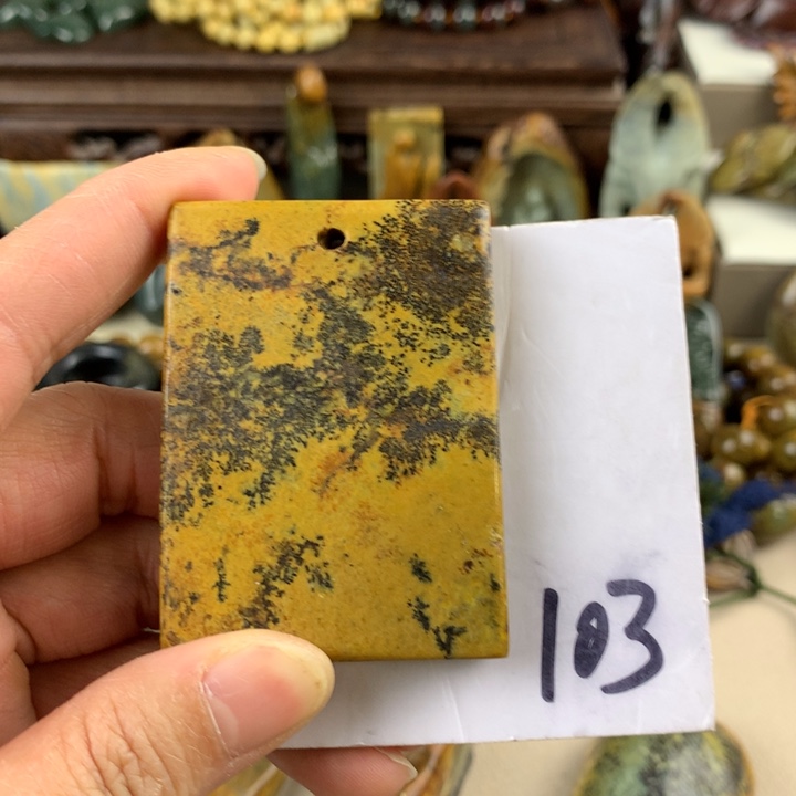 岫岩河磨玉（透闪石质玉）挂件有瑕未镶嵌