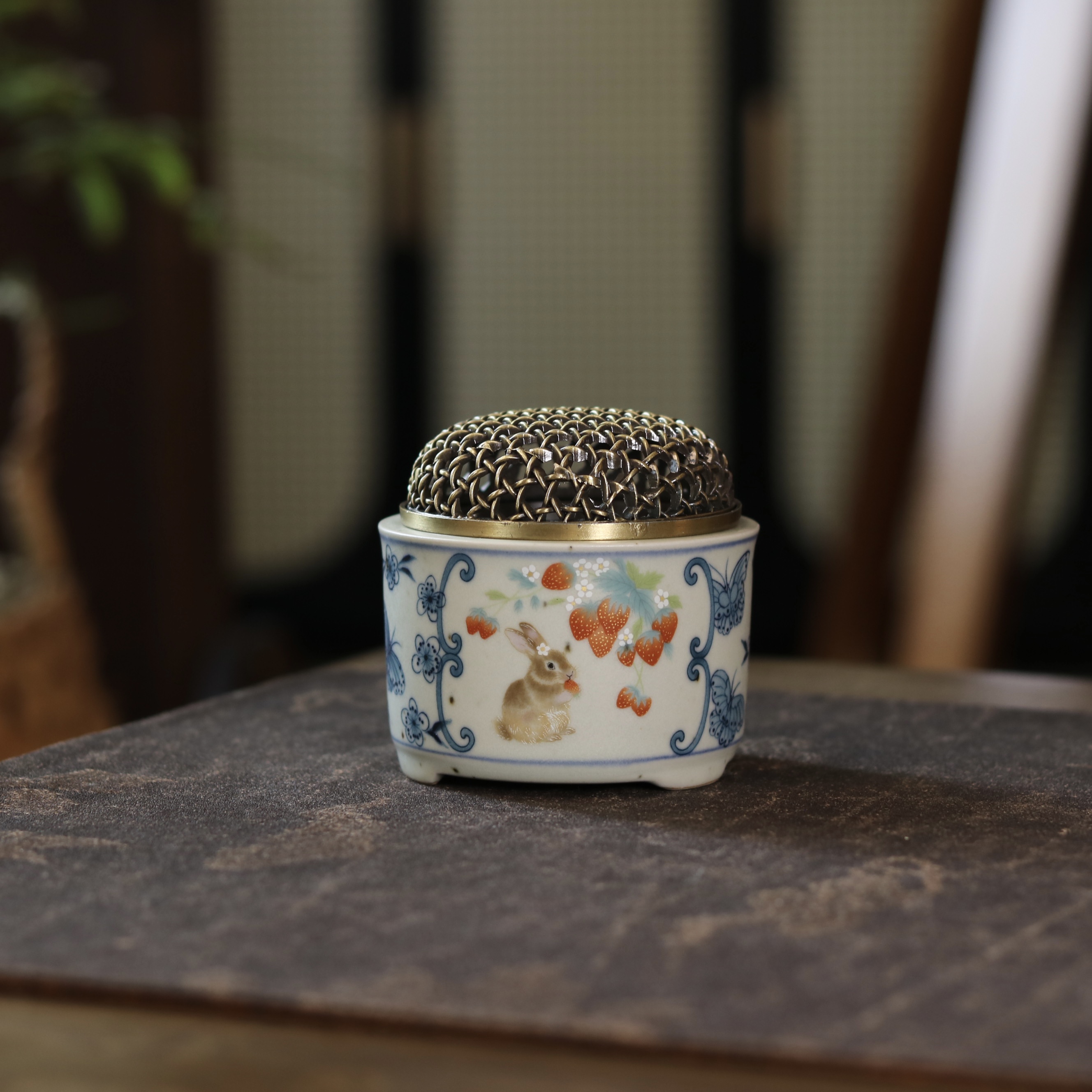 茗器山房 景德镇仿古泥釉下彩蝴蝶草莓兔香炉 