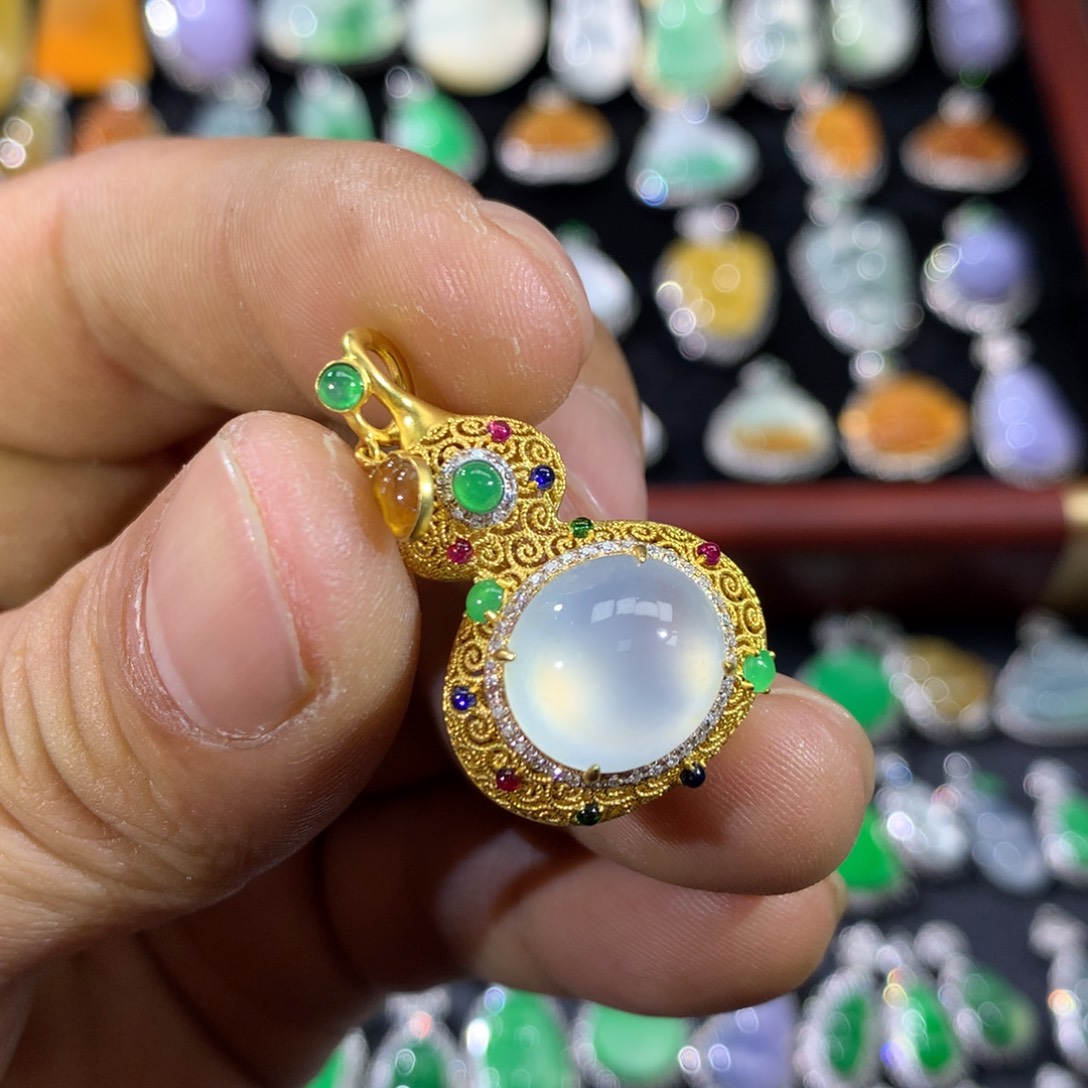 翡翠18K金镶嵌颈饰