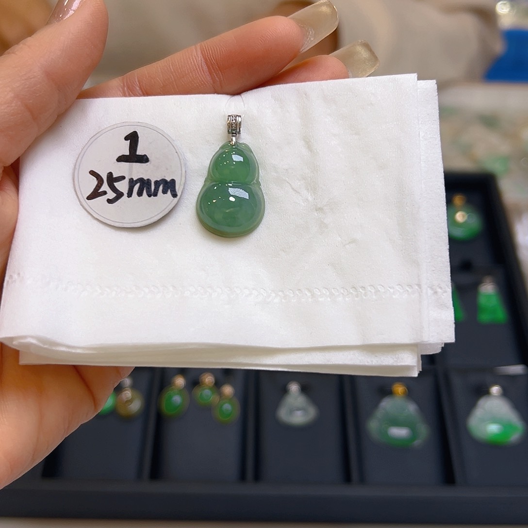 翡翠颈饰18K金镶嵌翡翠