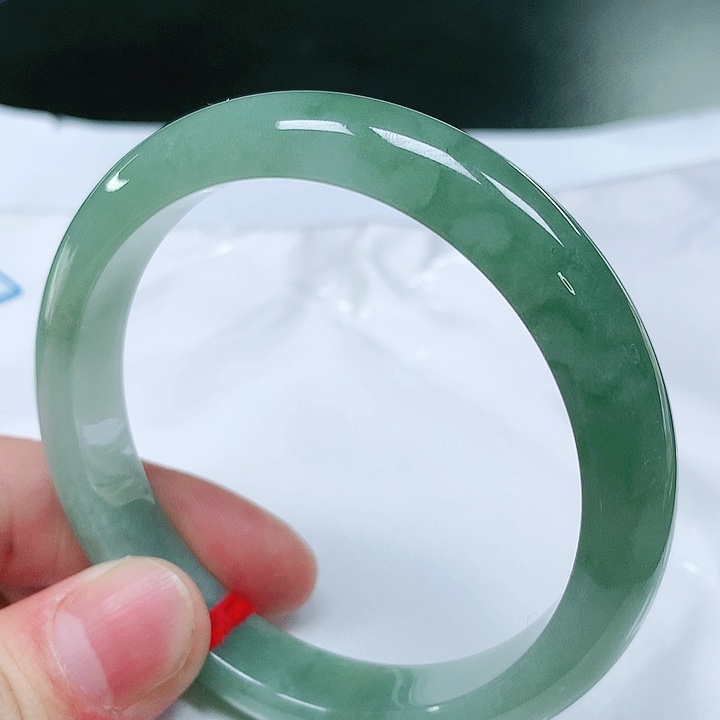 翡翠手镯未镶嵌翡翠手镯未镶嵌