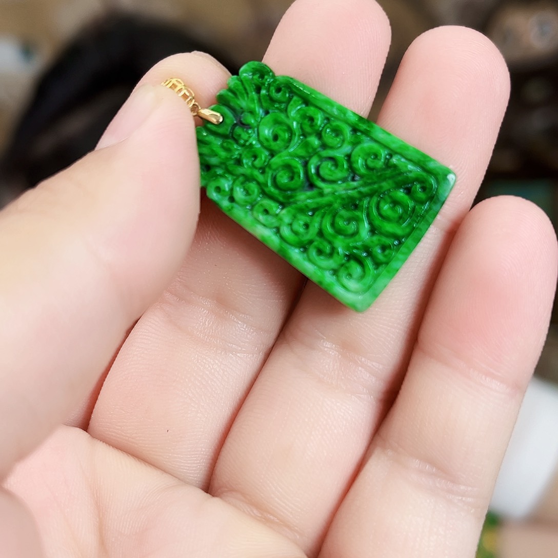 翡翠18K金镶嵌颈饰吊坠