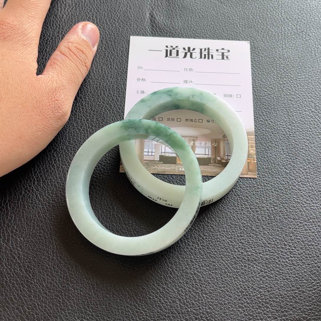 用***7定制翡翠未镶嵌手镯
