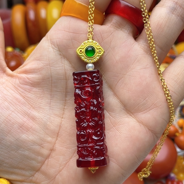树脂制品10号红色吊坠