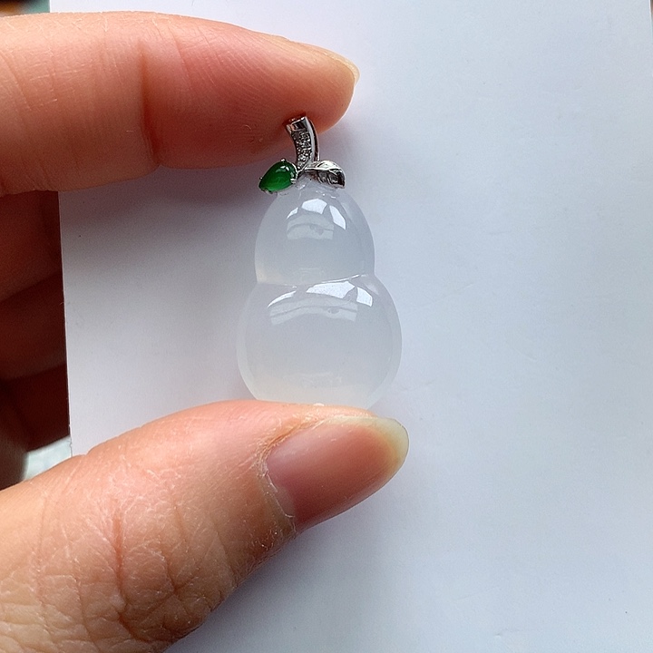 翡翠18K金镶嵌颈饰葫芦
