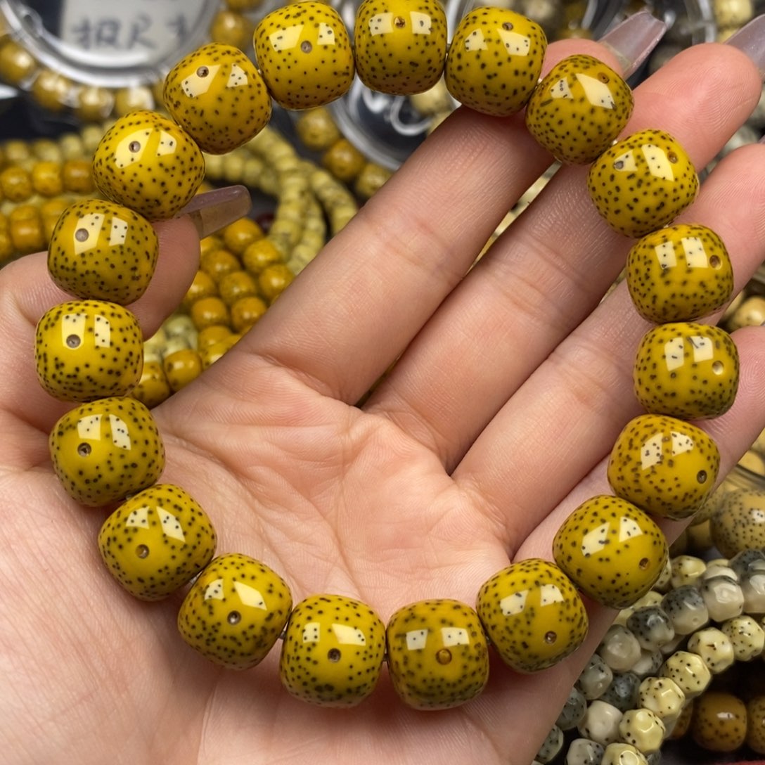 星月菩提吊坠12x13鸡油黄