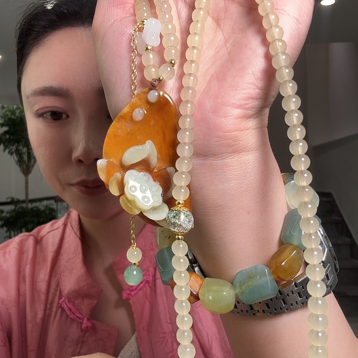 蛇纹石玉足银镶嵌颈饰