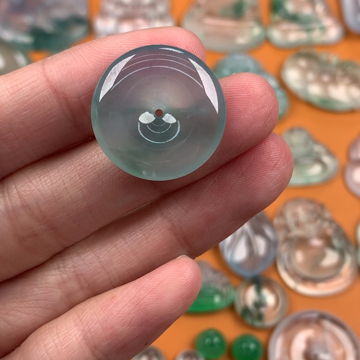 翡翠挂件未镶嵌….