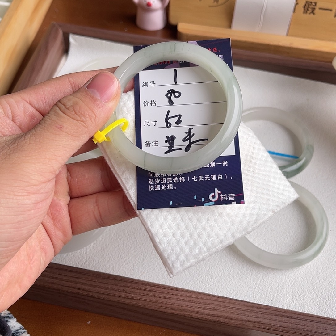 黑***事石英质玉未镶嵌手镯1.56