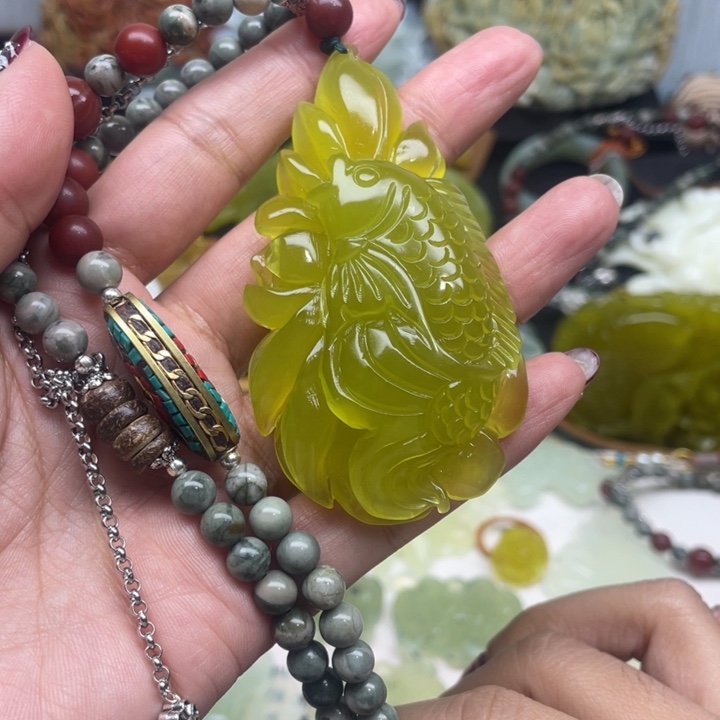 蛇纹石玉未镶嵌颈饰