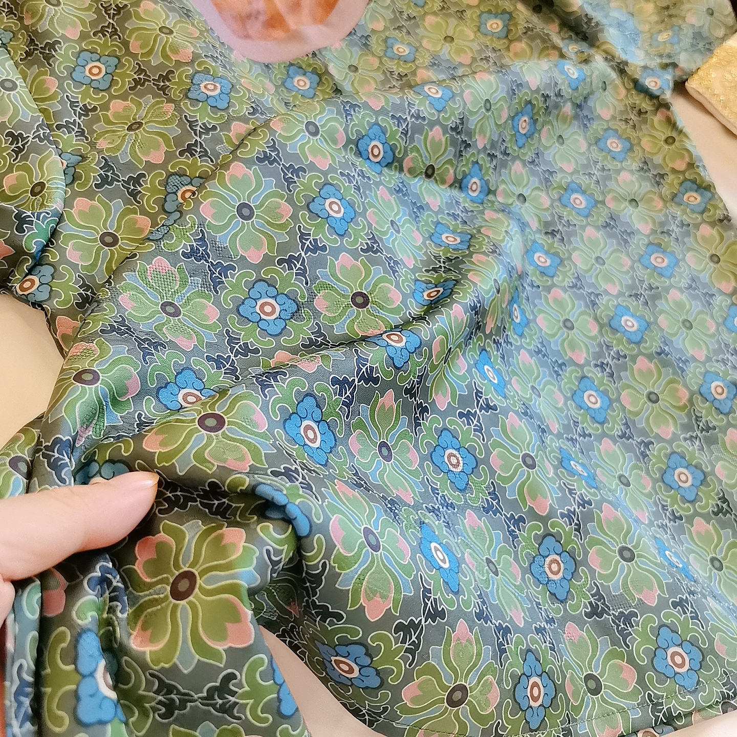 L绿色大宝相缎面丝滑圆领衬衣S25820