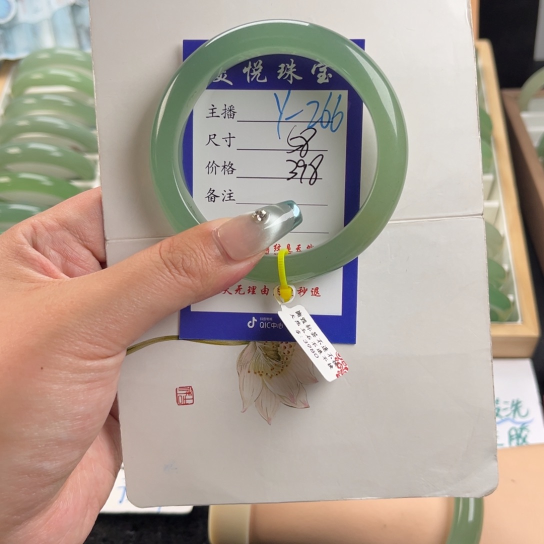 石英质玉未镶嵌手镯卿***。