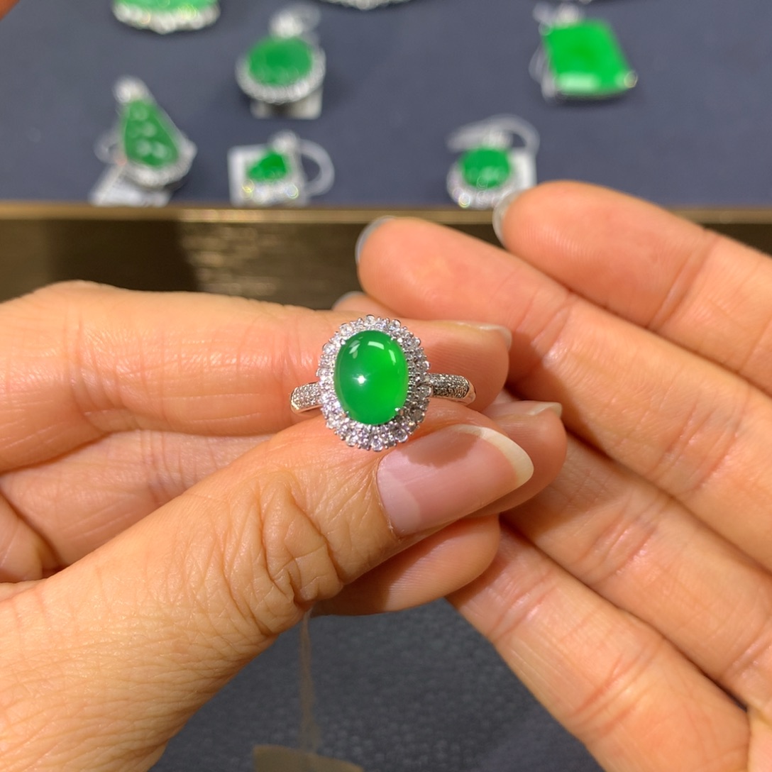 翡翠戒指18K金镶嵌翡翠