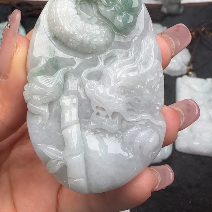 翡翠挂件未镶嵌龙