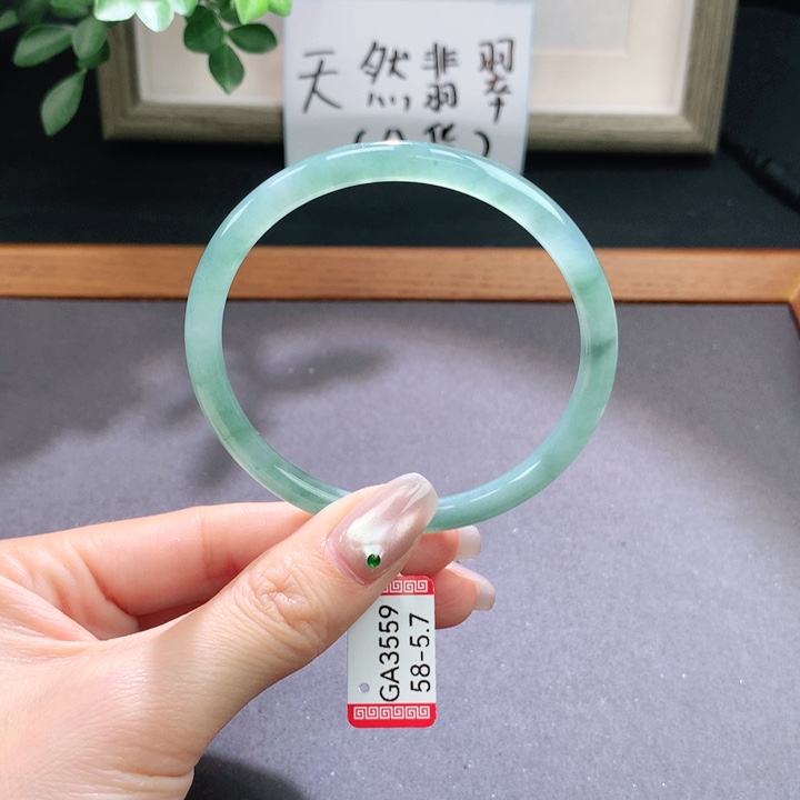 翡翠手镯未镶嵌天然翡翠手镯