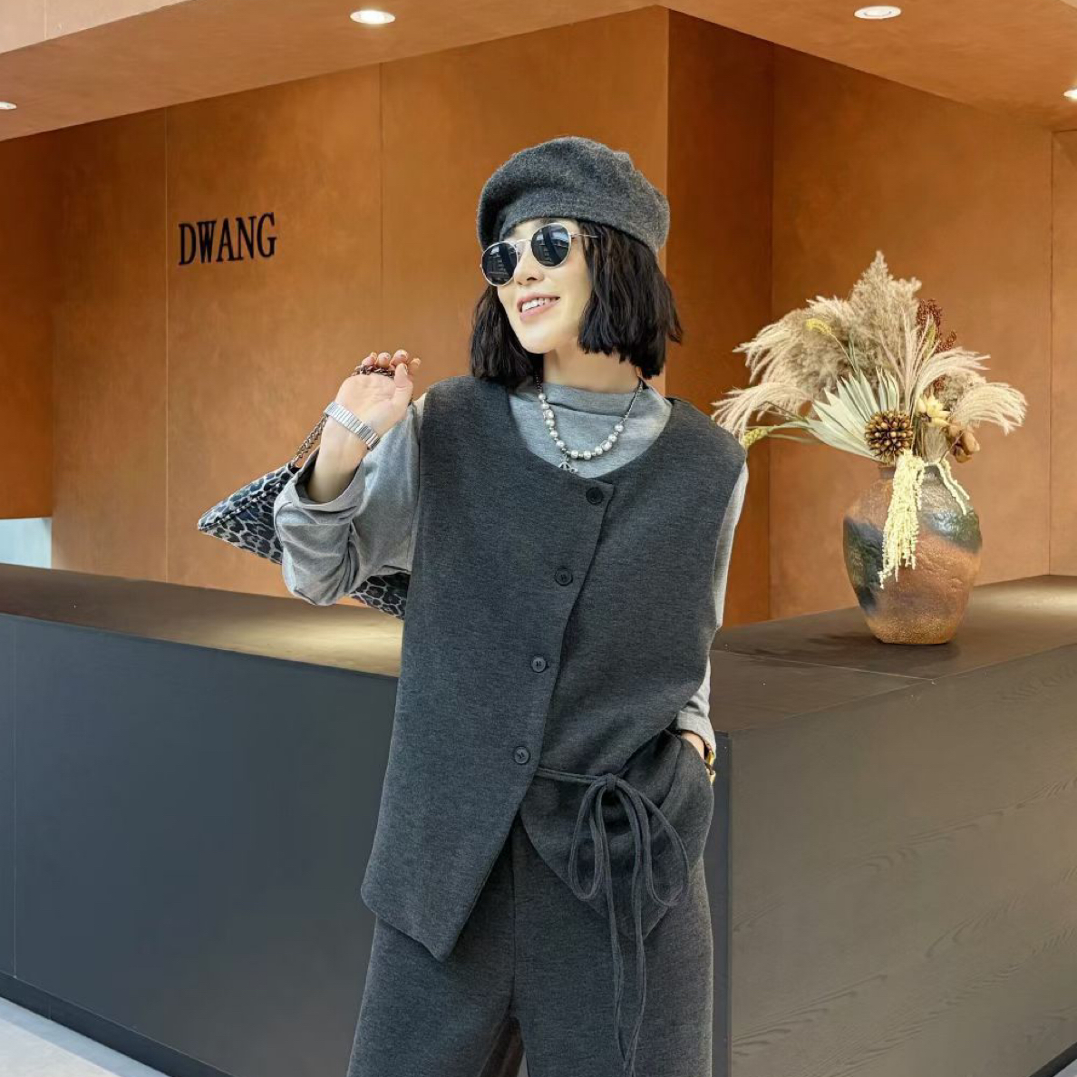 圆领单排扣无袖马甲长袖打底衫搭配阔腿裤休闲套装