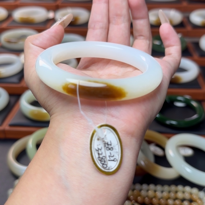 宇***子和田玉未镶嵌手镯