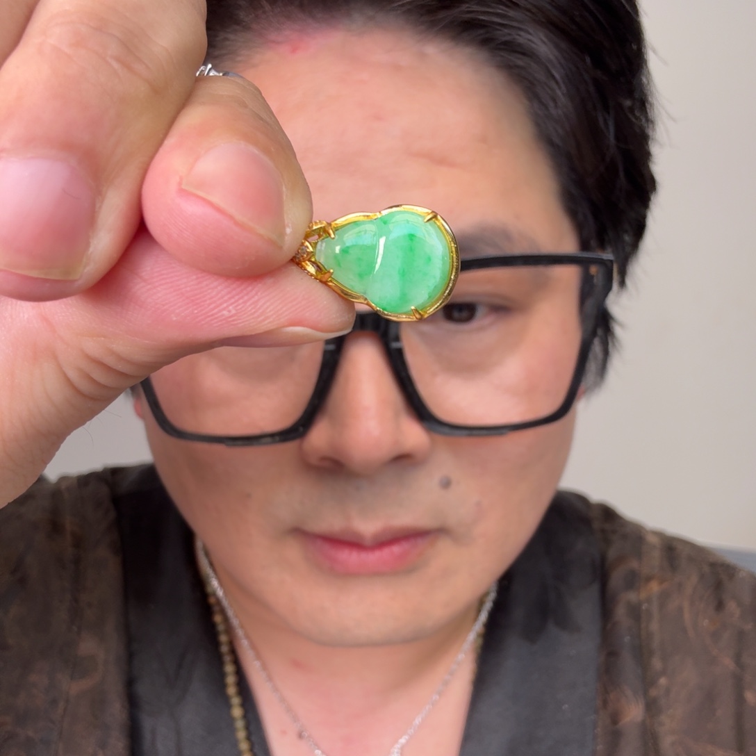 翡翠未镶嵌颈饰一件