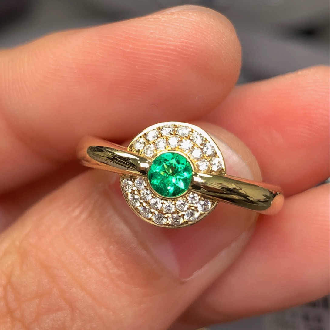 祖母绿戒指18K金镶嵌