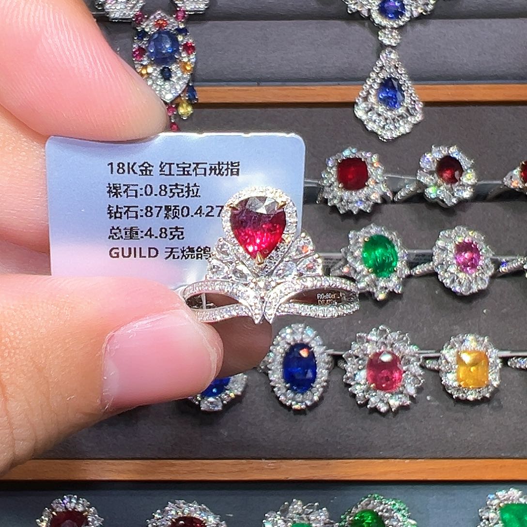 18K金镶嵌戒指蓝宝石