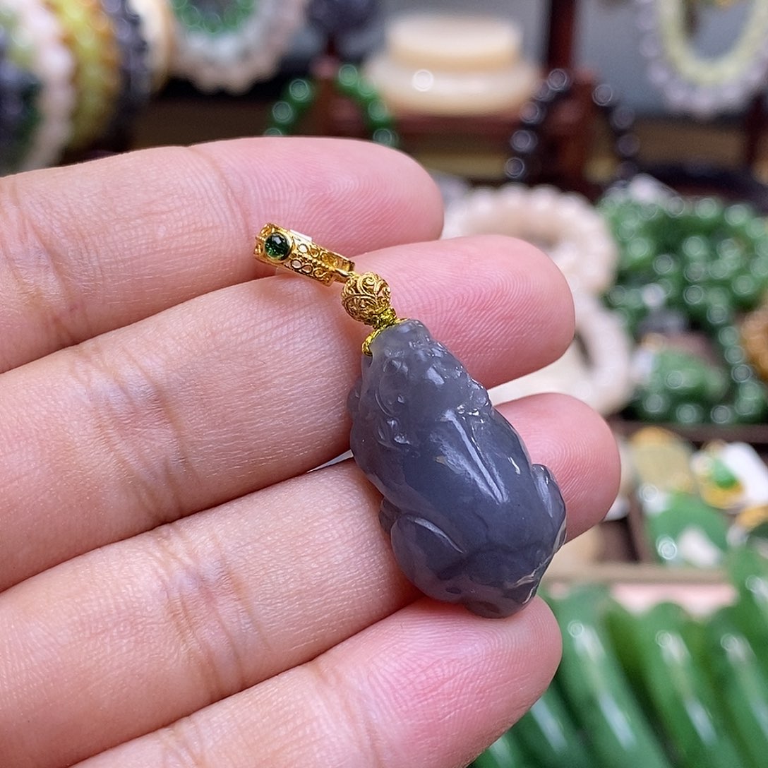 和田玉未镶嵌收藏级烟紫老矿料高冰浓紫貔貅吊坠